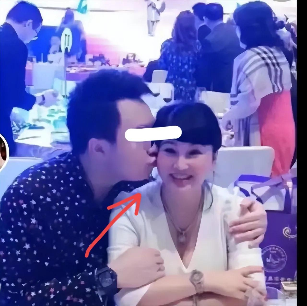 蔡天凤老公和岳母无边界互动，手放胸口亲吻，引发网友热议