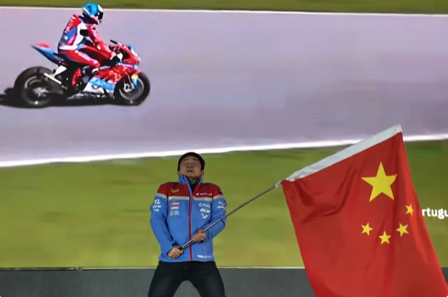 太燃了!张雪机车世界顶级赛事夺冠泪洒领奖台,19岁的梦想都实现